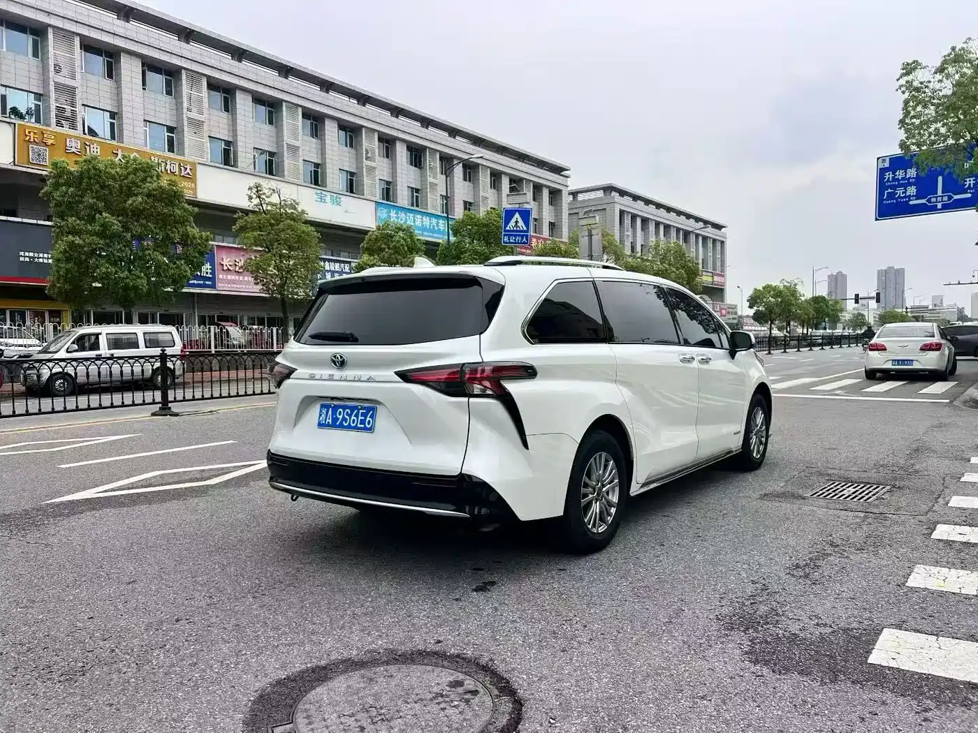 Фото 7 - Toyota Sienna