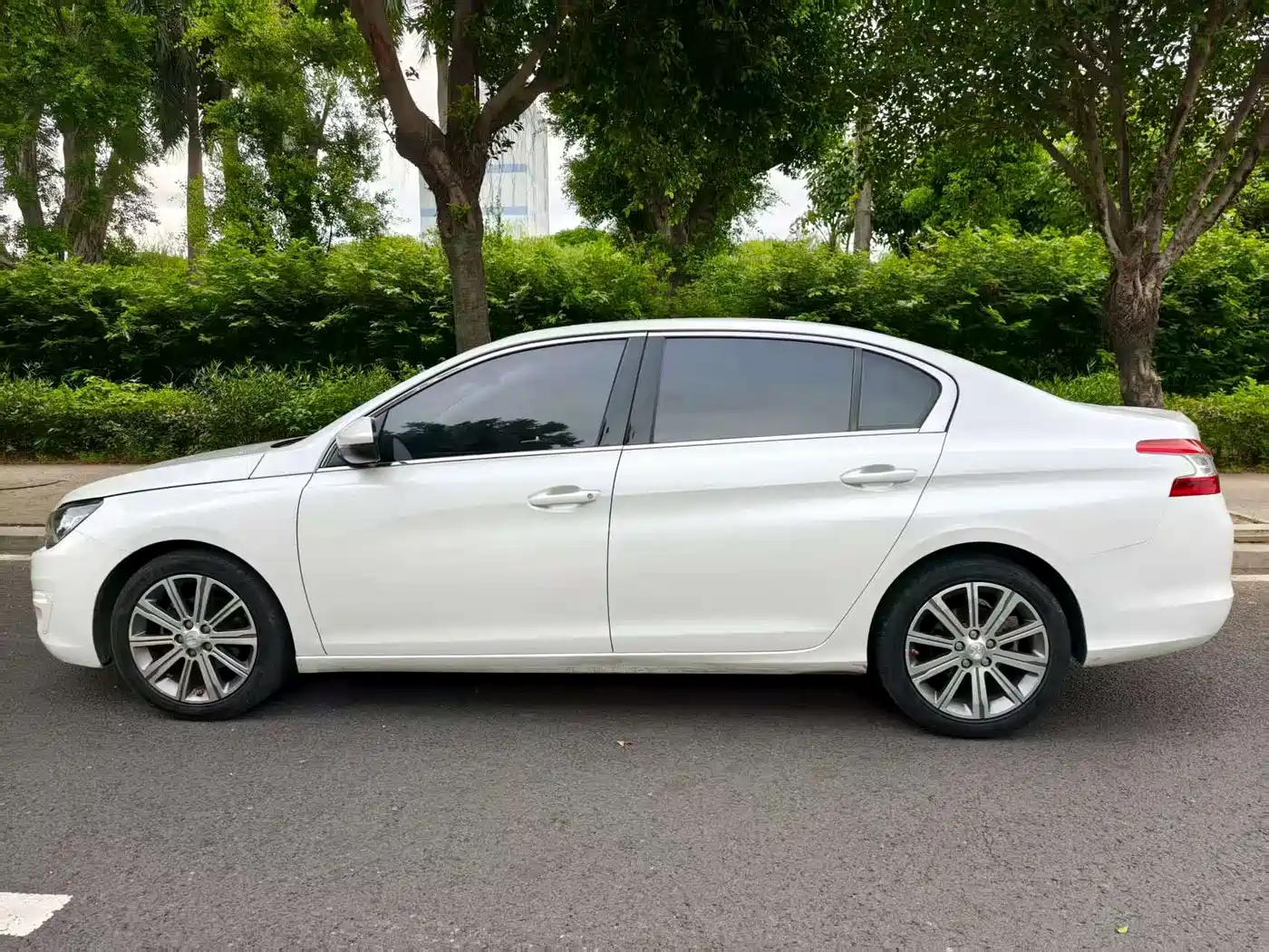 Peugeot 408 2014 1.8L Automatic Luxury Edition фото 5