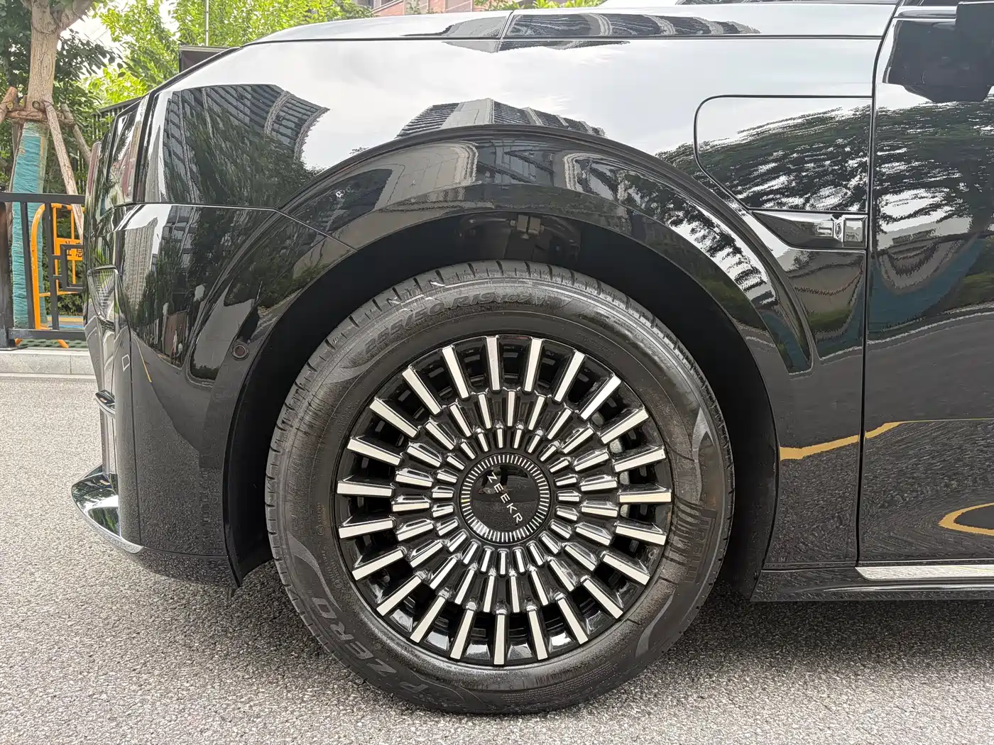 ZEEKR 009 2025 2024 6-seat Executive AWD 108kWh