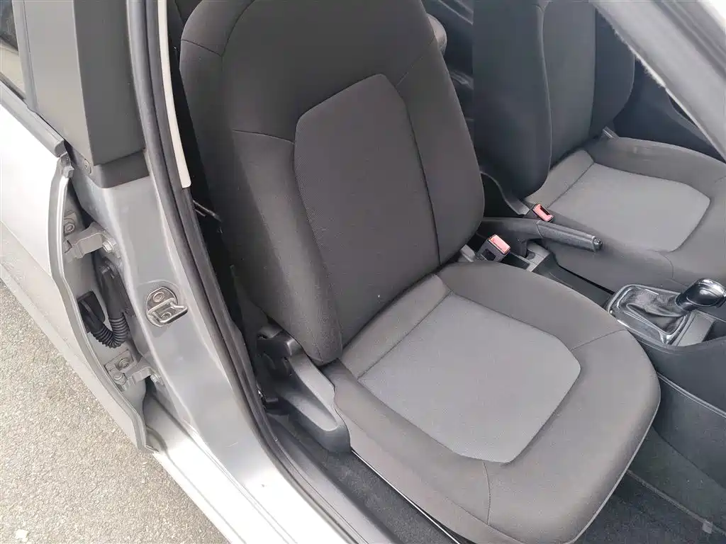 Volkswagen Jetta 2013 1.6L Automatic Fashion фото 20