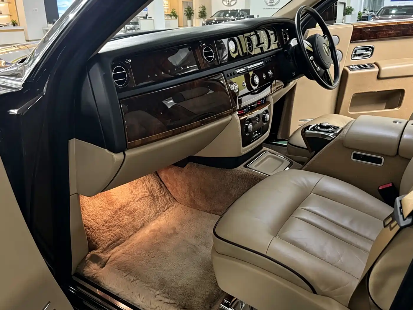 Rolls-Royce Phantom 2016 6.7L Metropolitan Collector's Edition фото 6