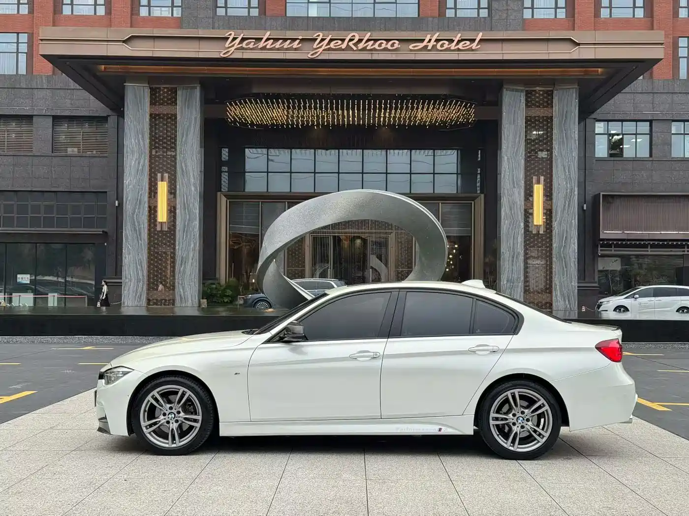 BMW 3 Series 2018 320i M Sport Black Night Edition фото 9