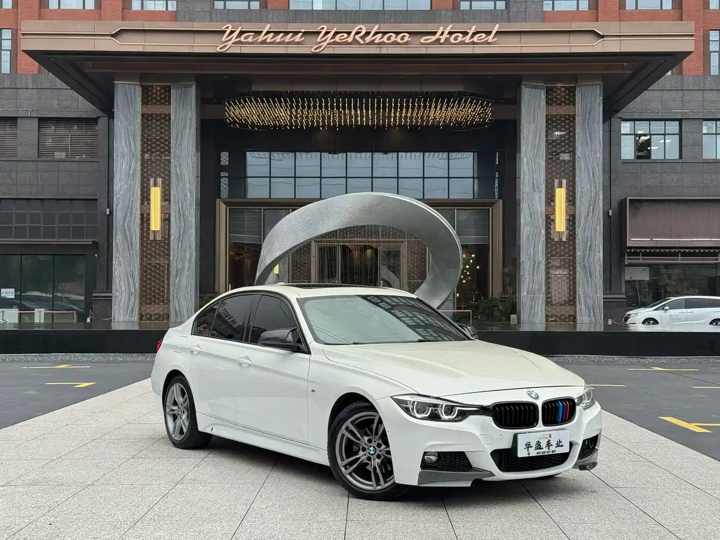 BMW 3 Series 2018 320i M Sport Black Night Edition фото 3