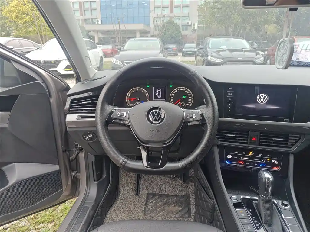 VOLKSWAGEN BORA
