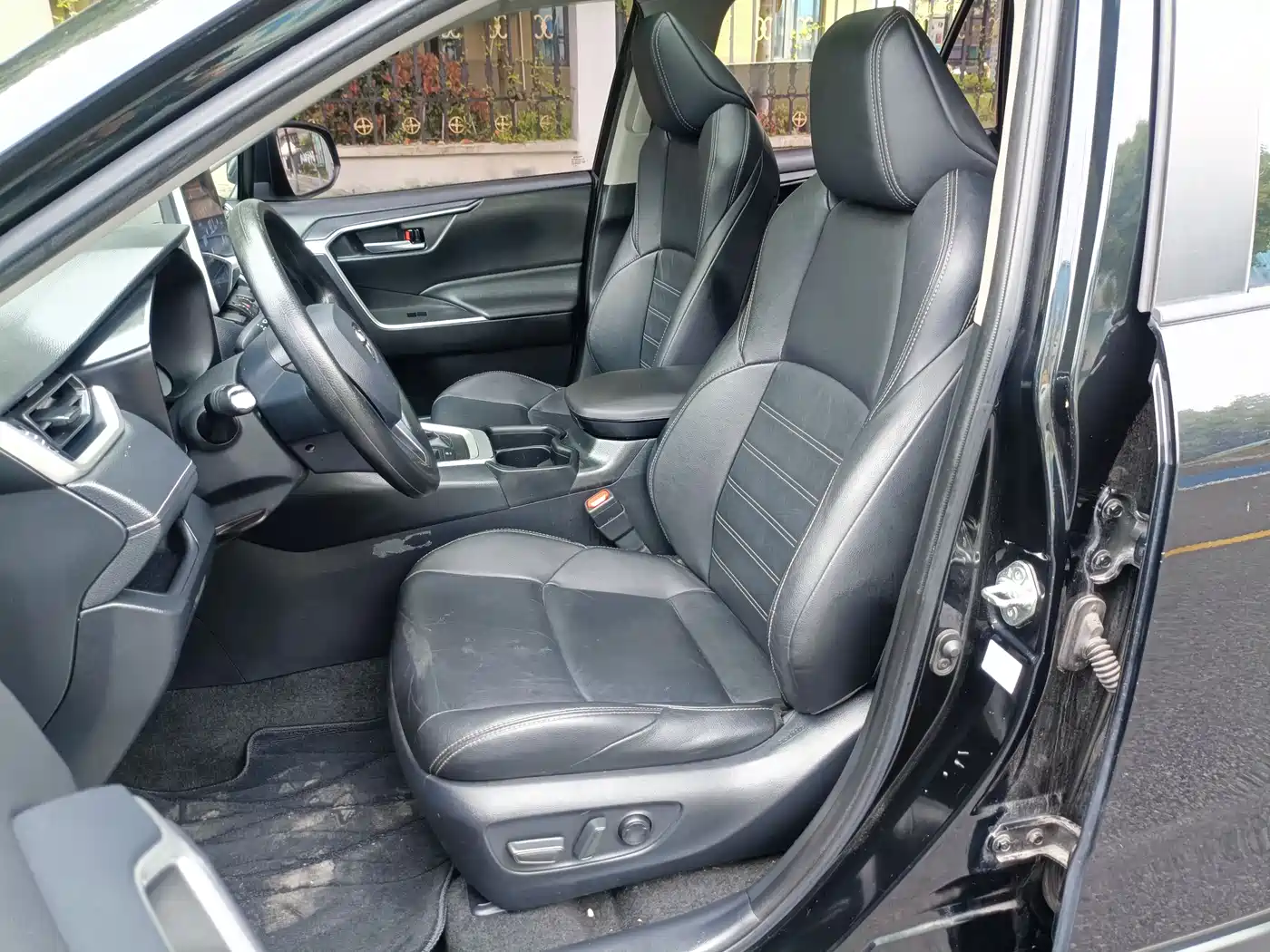 Toyota Wildlander 2020 Dual Engine 2.5L E-CVT FWD Luxury фото 17