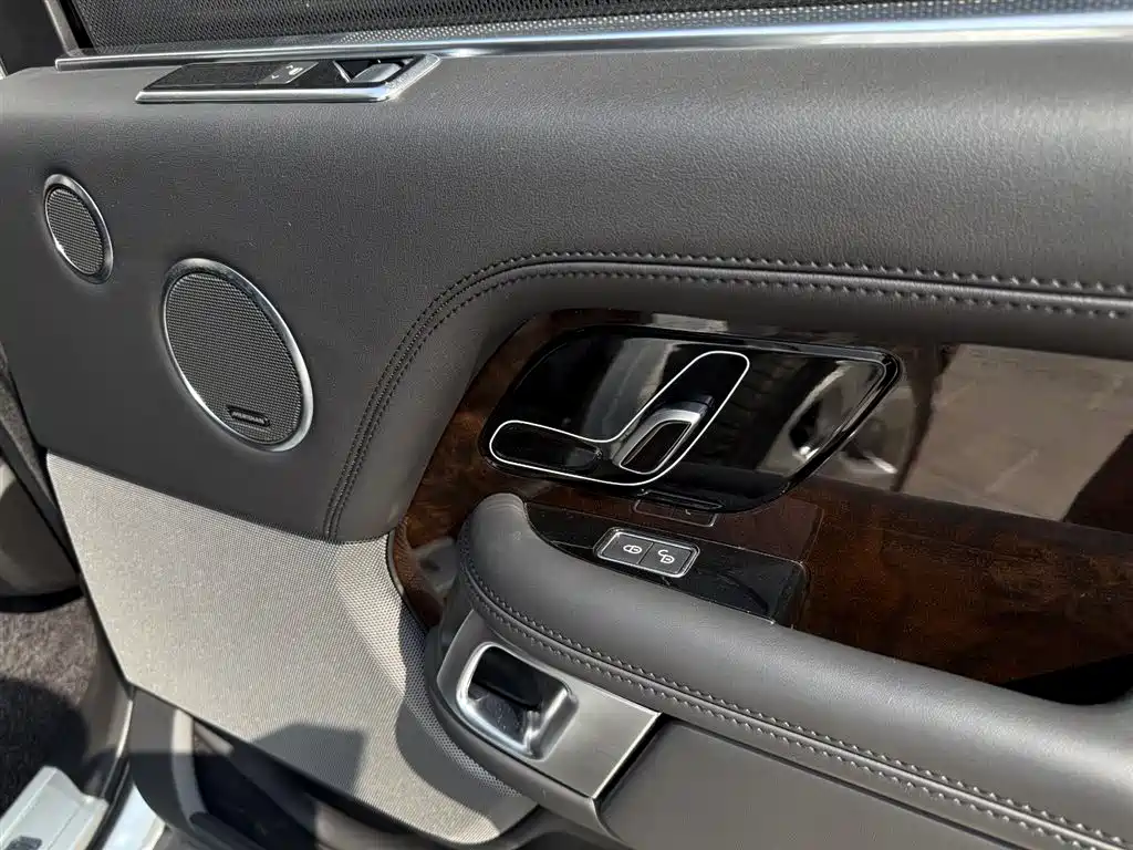 Land Rover Range Rover 2020 3.0 L6 Heritage Extended Edition фото 16