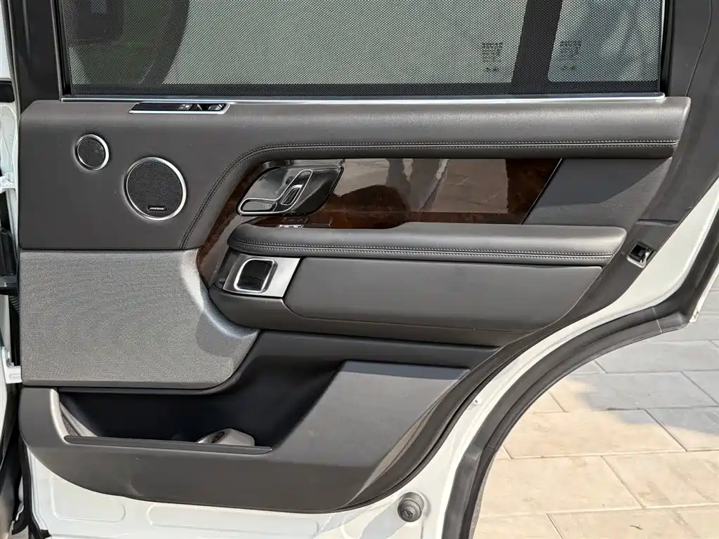 Land Rover Range Rover 2020 3.0 L6 Heritage Extended Edition фото 10
