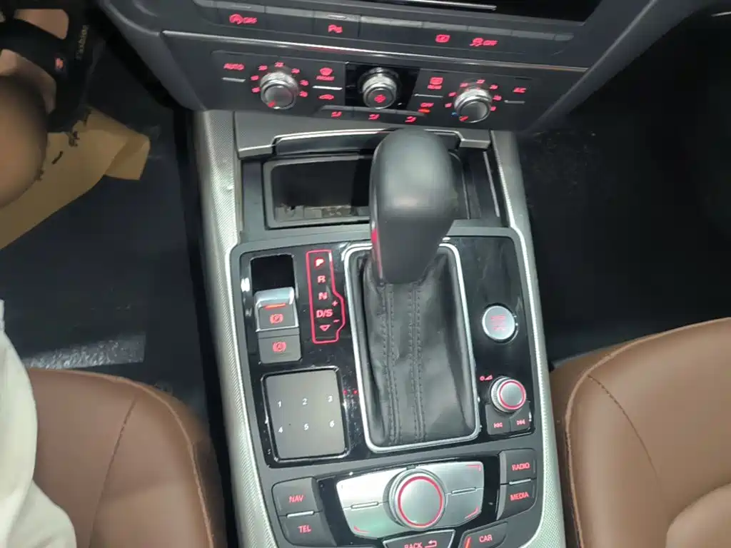 Фото 10 - Audi A6L