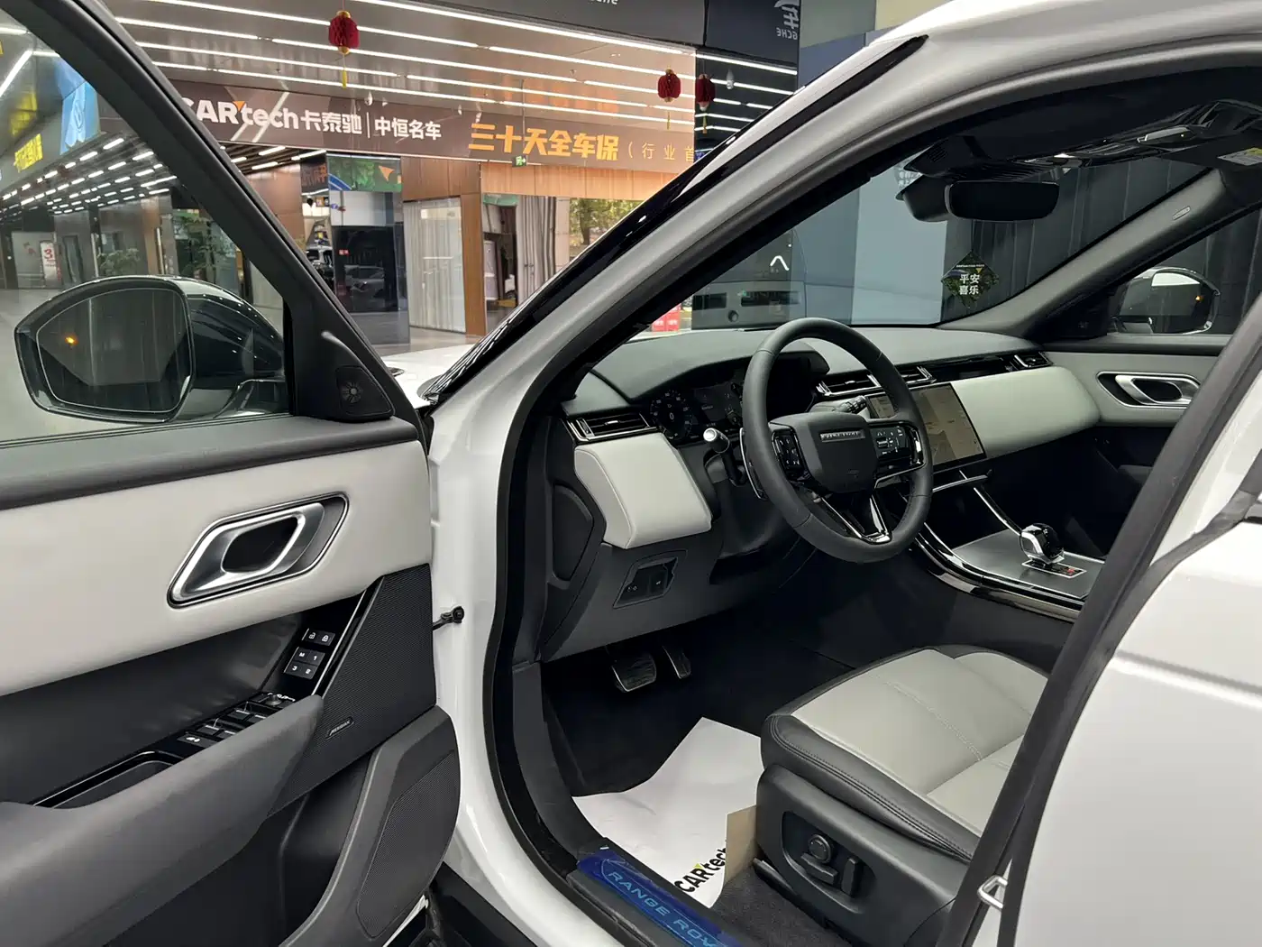 Land Rover Range Rover Velar 2024 Dynamic SE фото 8