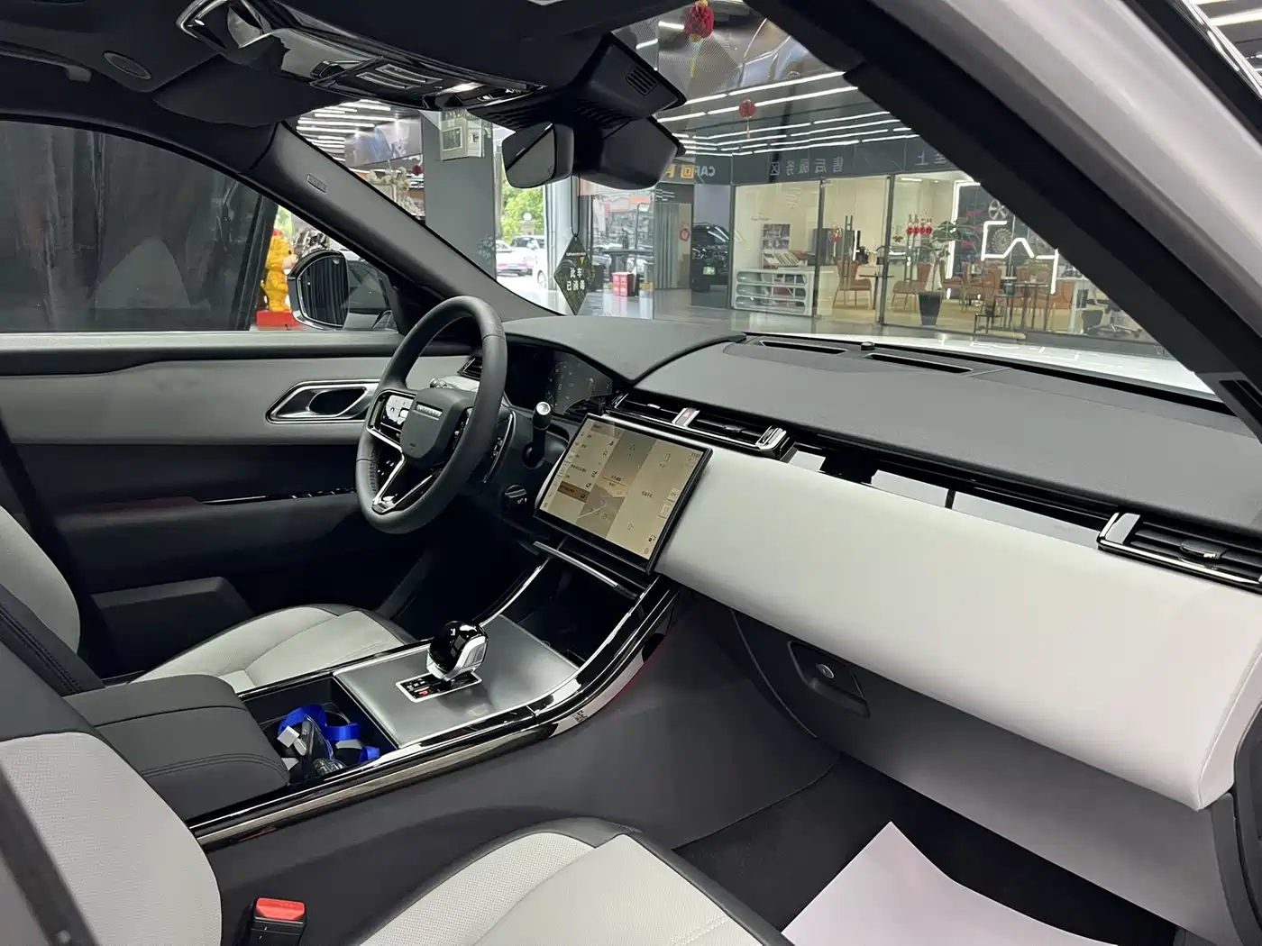 Land Rover Range Rover Velar 2024 Dynamic SE фото 28