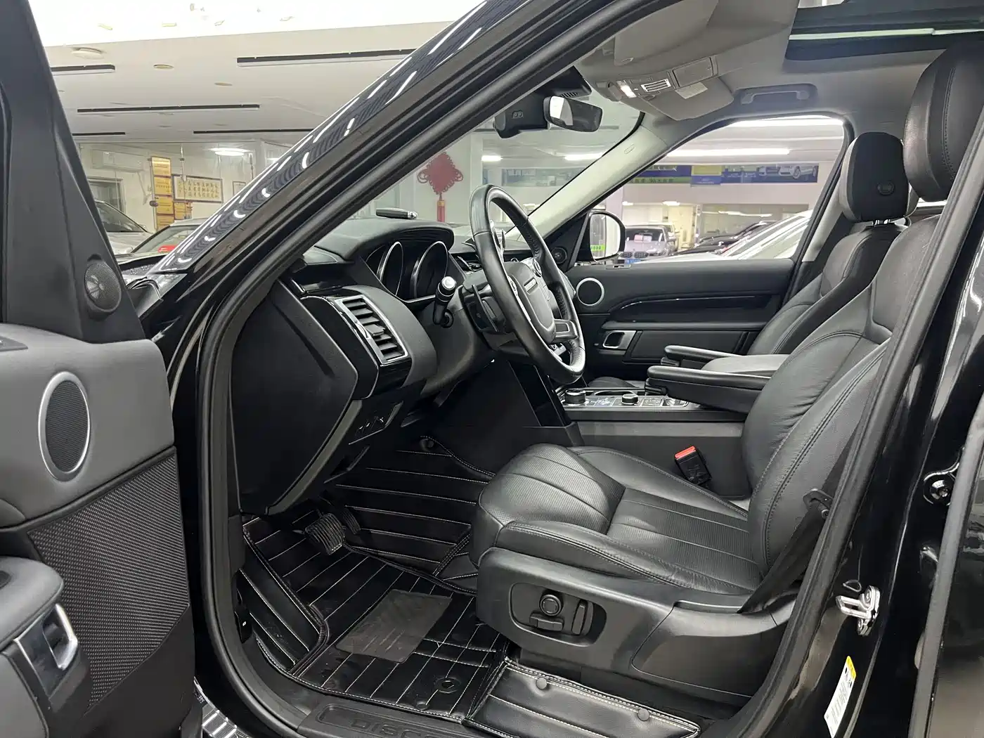 Land Rover Discovery 2018 2.0T SE фото 6