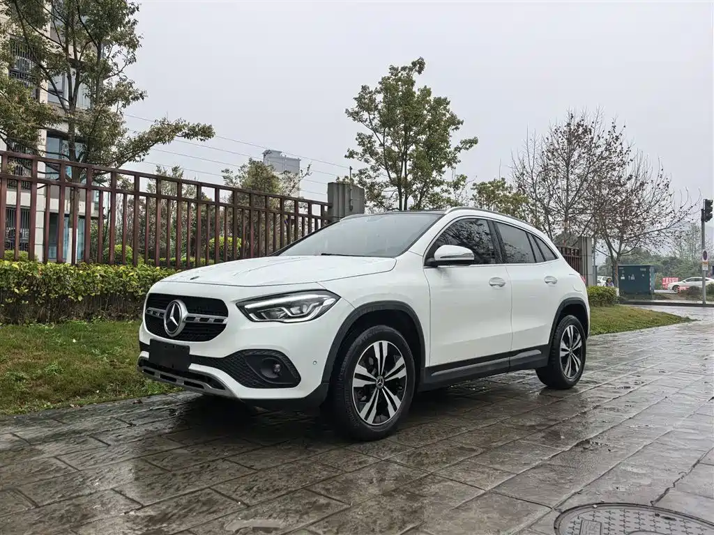 MERCEDES-BENZ GLA
