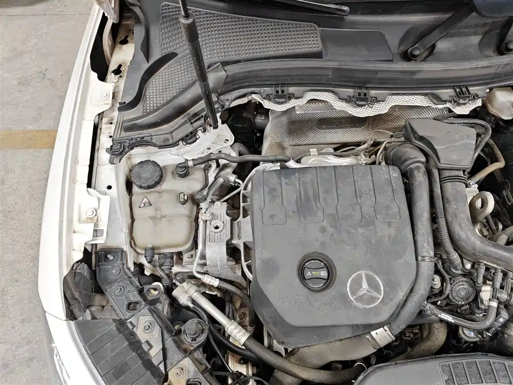 MERCEDES-BENZ GLA