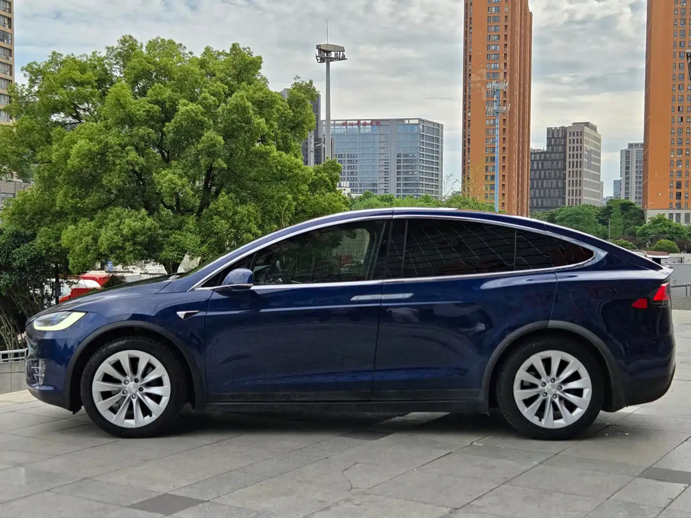 TESLA MODEL X