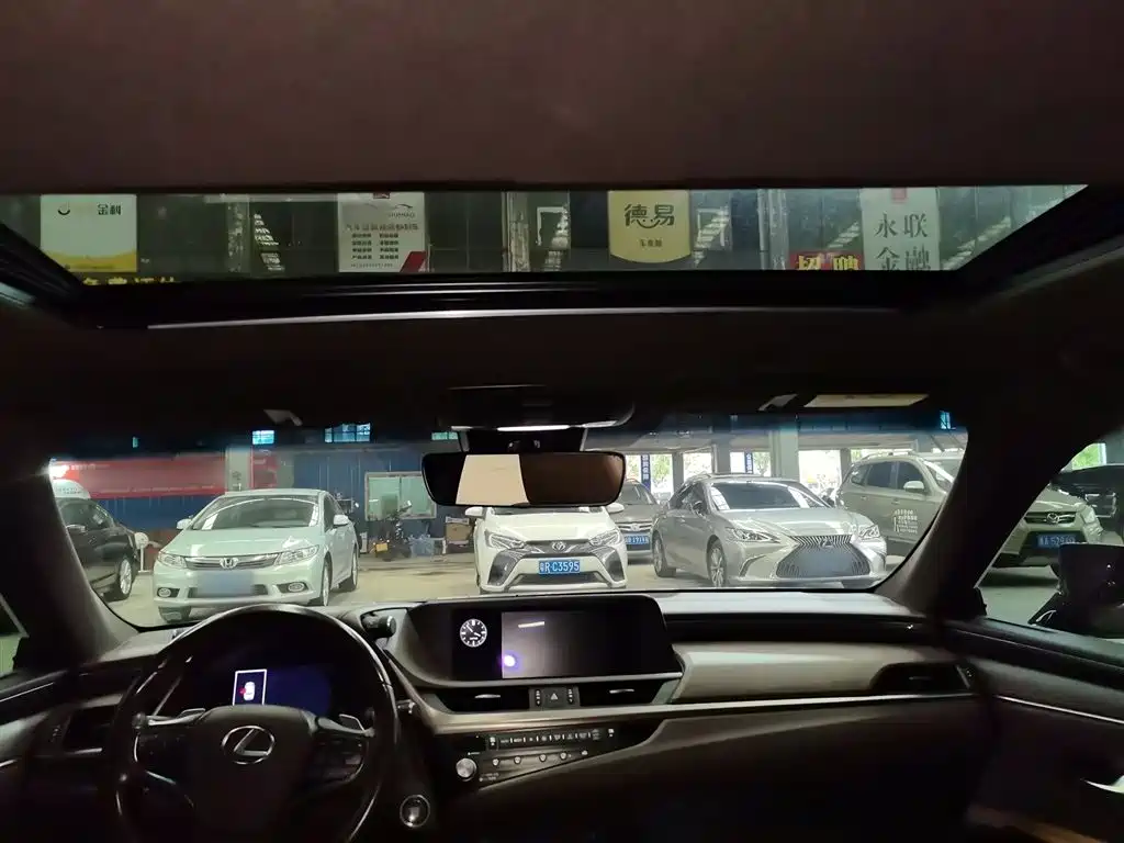 صورة 9 - Lexus ES