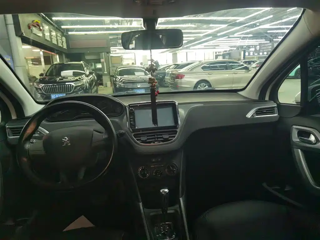 Peugeot 2008 2014 1.6L Automatic Trend Edition фото 10
