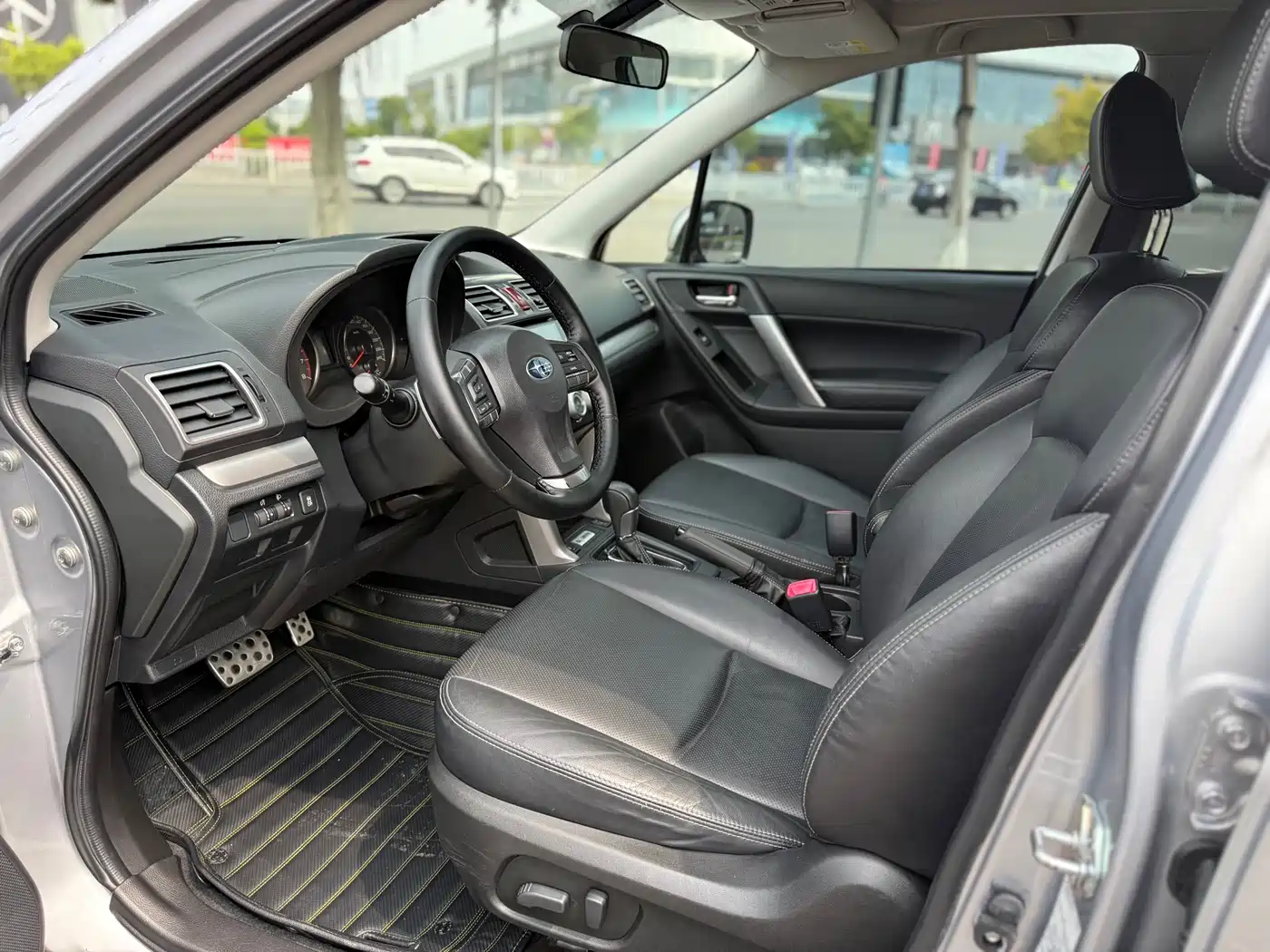 Subaru Forester 2015 2.0i Special Commemorative Edition фото 5