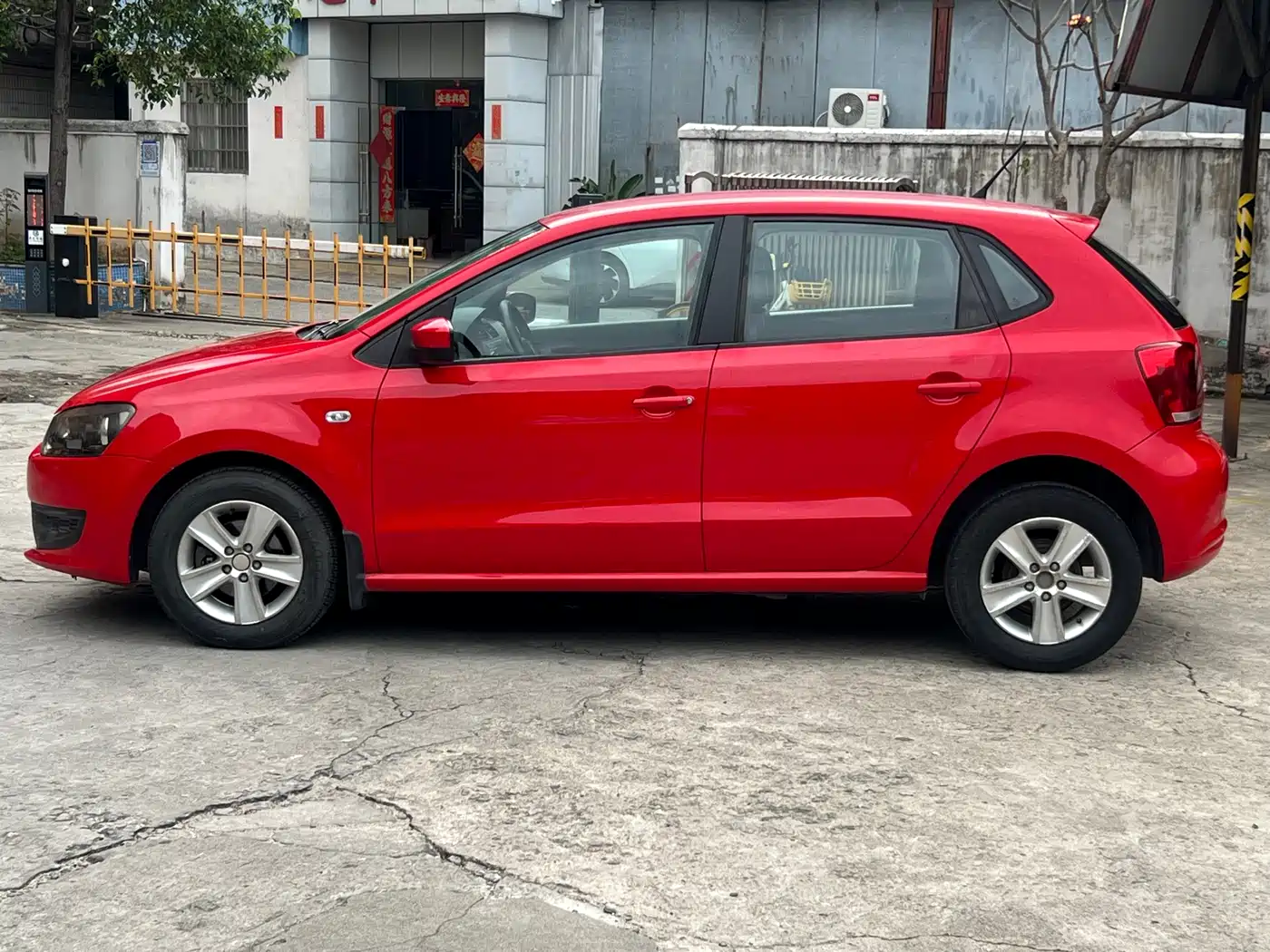 Volkswagen Polo 2013 1.4L Manual Trend Edition фото 8