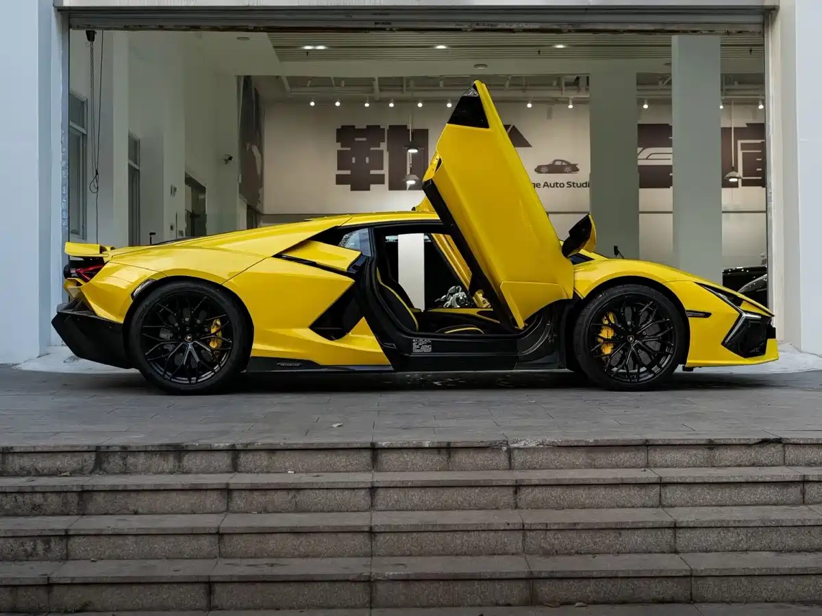 Фото 4 - Lamborghini Revuelto
