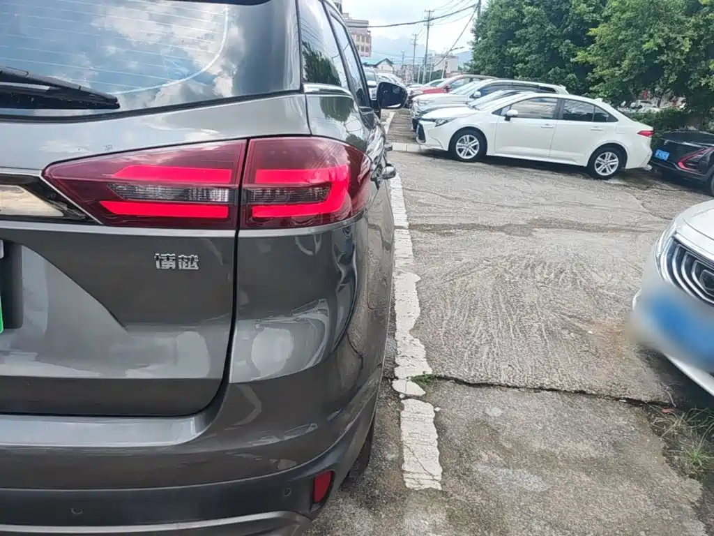 Фото 8 - Geely Atlas