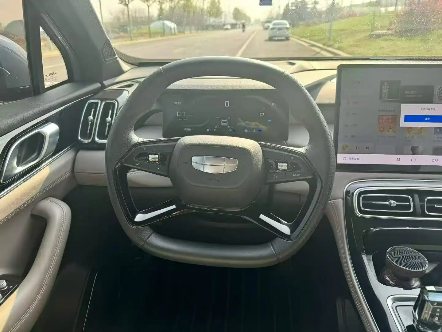 Photo 7 - Geely Atlas L