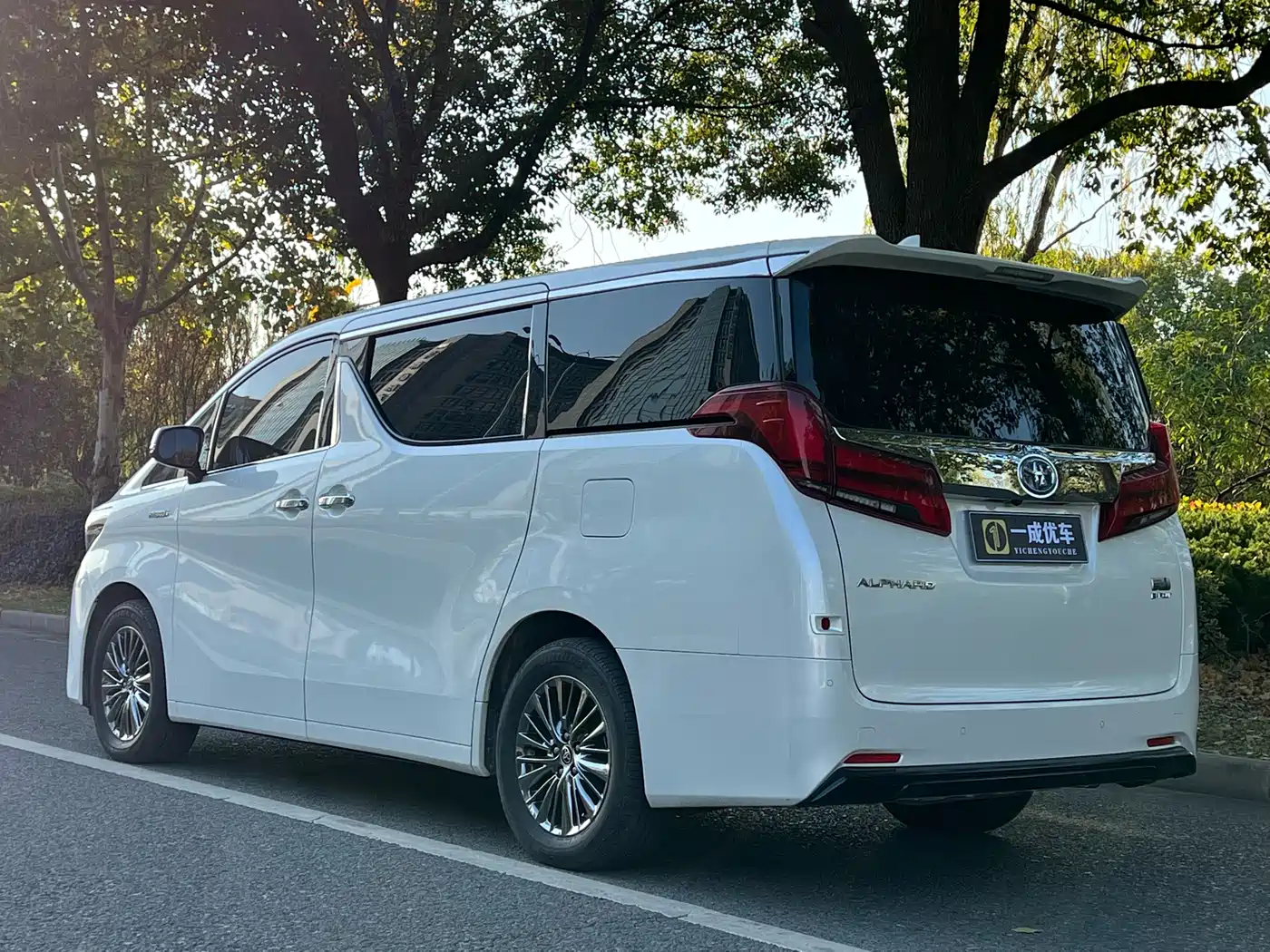 Toyota Alphard 2021 Hybrid 2.5L Luxury фото 3