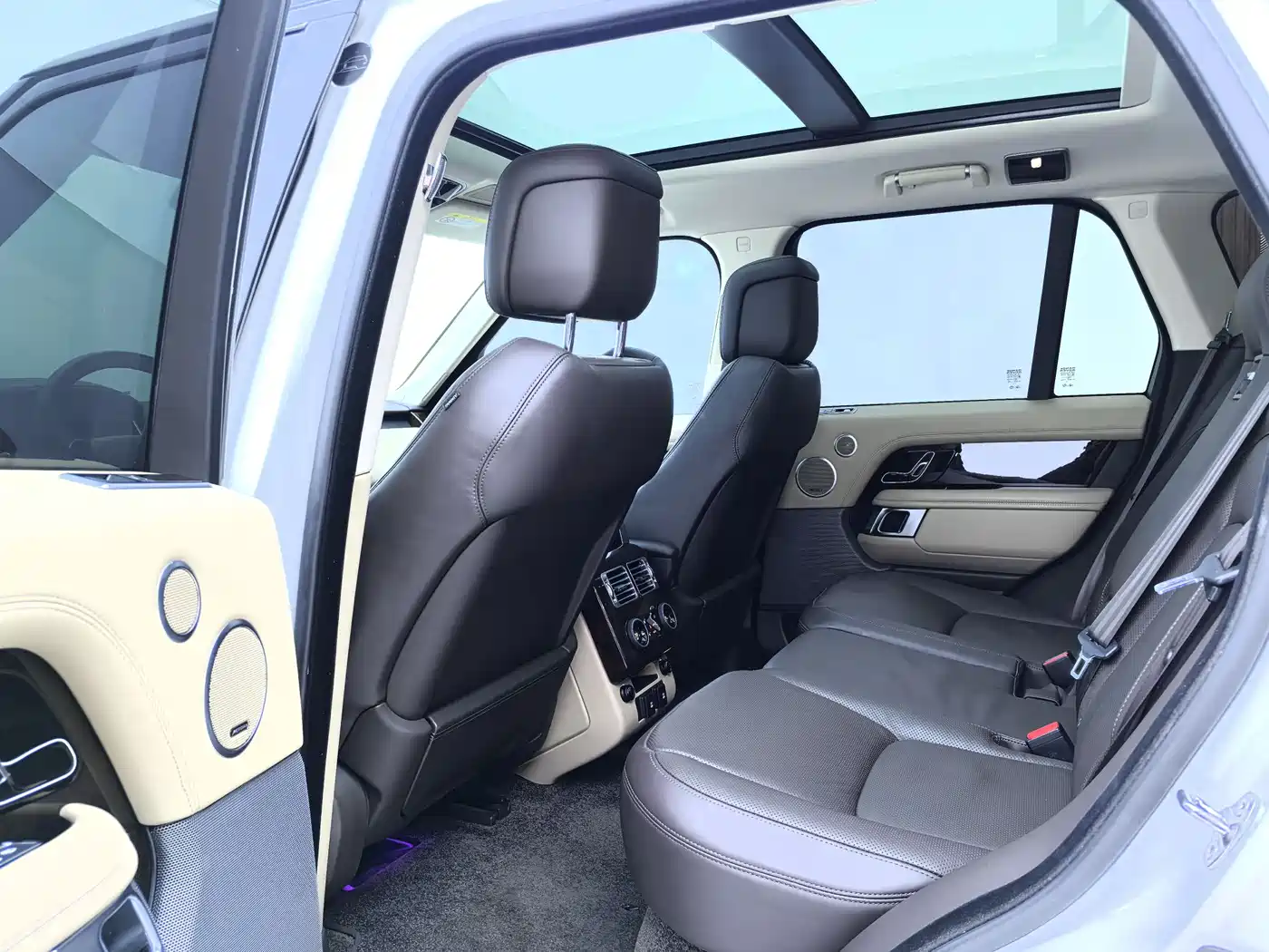 Land Rover Range Rover 2020 3.0 L6 Heritage Edition фото 12