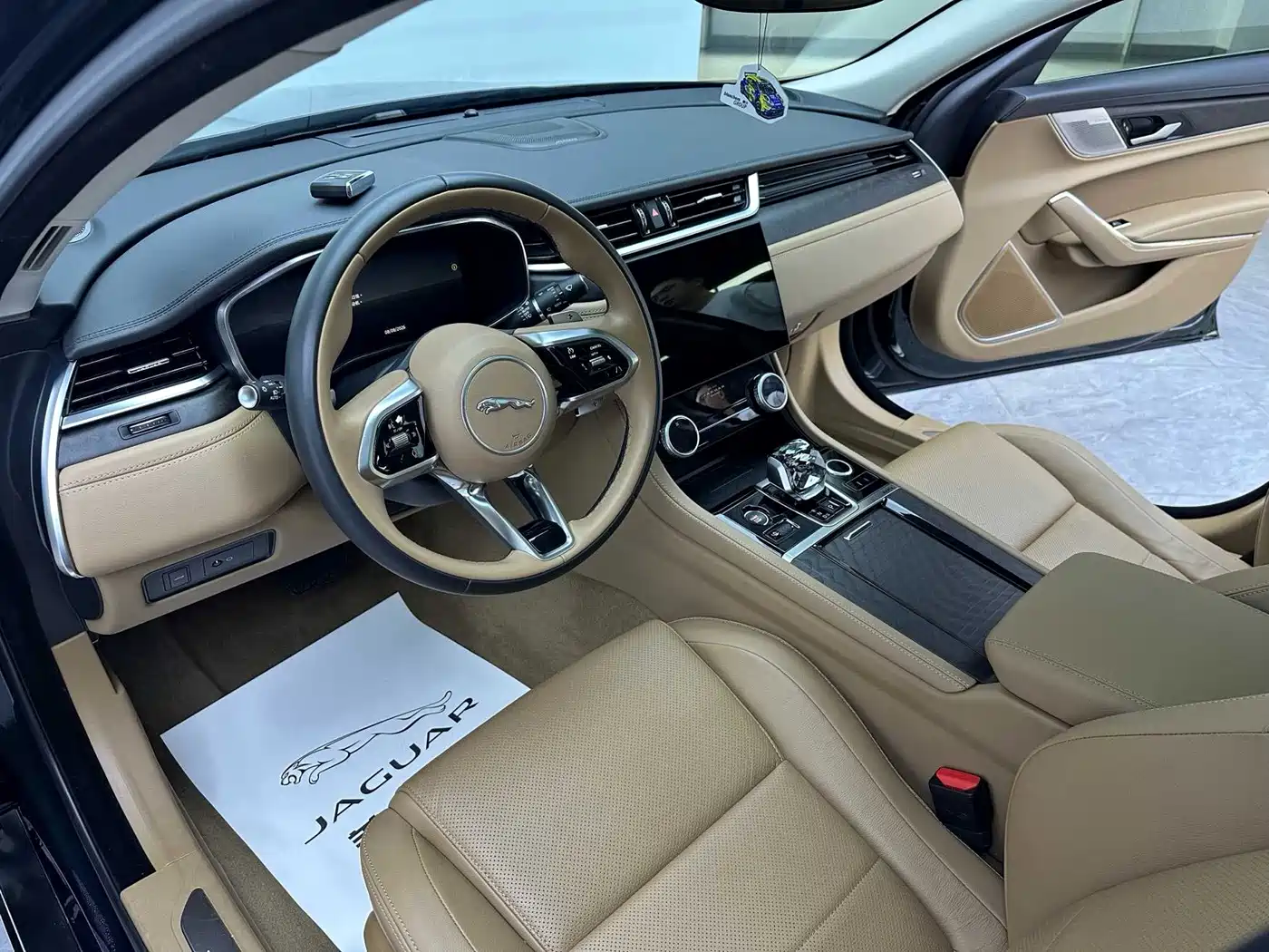 Photo 6 - Jaguar XFL