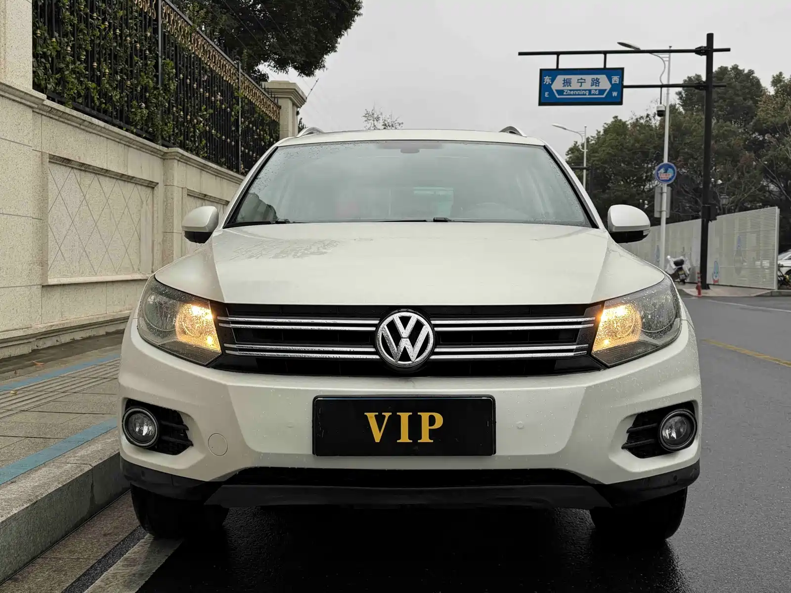 Photo 2 - Volkswagen Tiguan