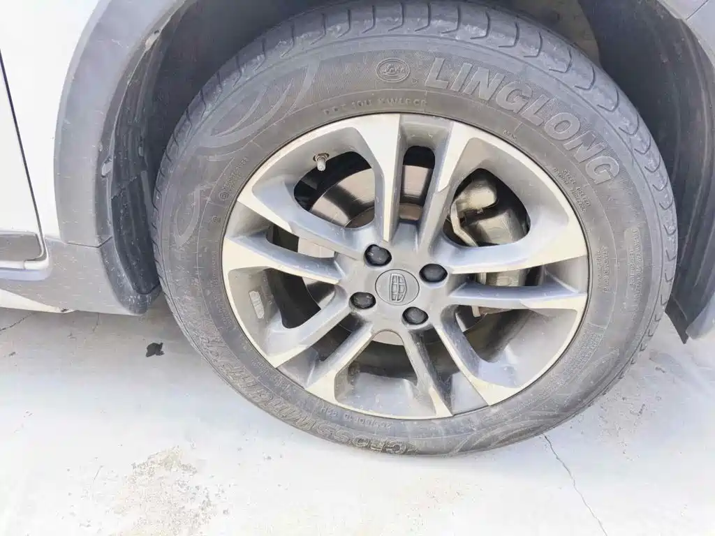 Фото 7 - Geely Vision X3