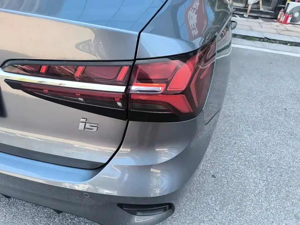 Фото 8 - Roewe i5