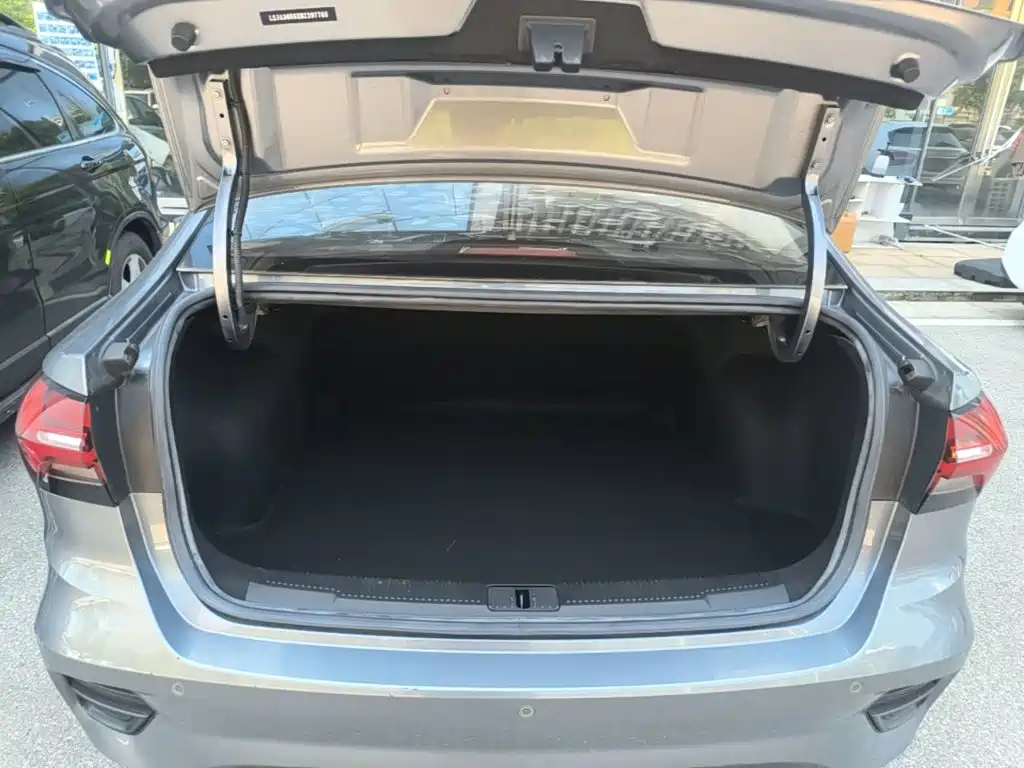 Фото 19 - Roewe i5