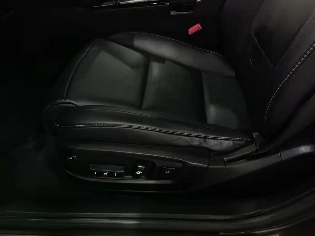 Фото 20 - Lexus ES