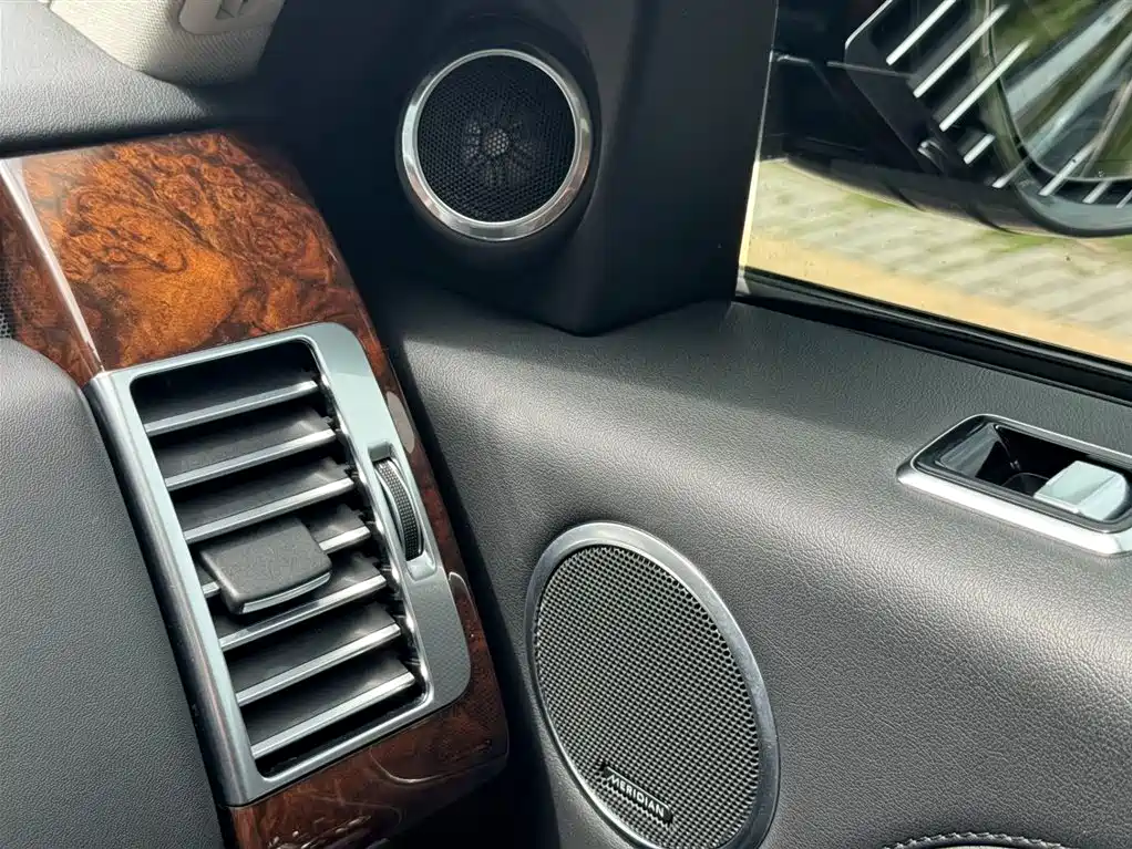 Land Rover Range Rover 2020 3.0 L6 Heritage Extended Edition фото 22