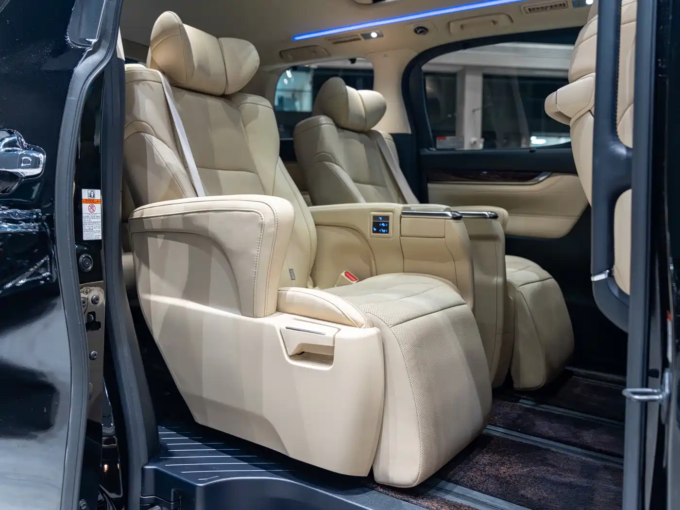 Toyota Alphard 2019 Hybrid 2.5L Luxury фото 9