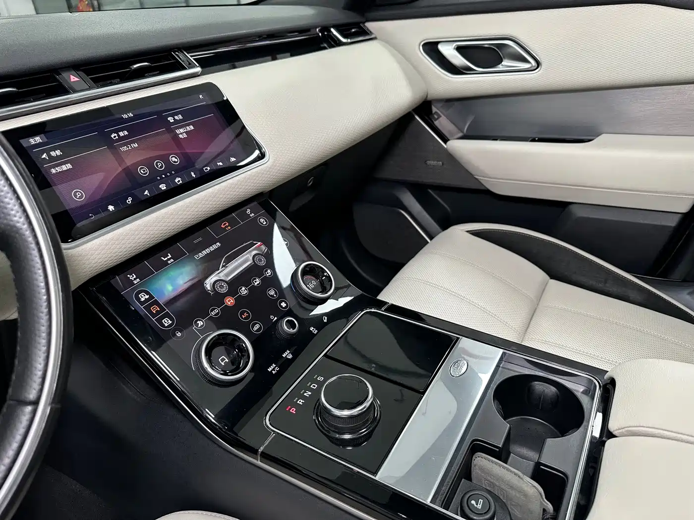 Photo 16 - Land Rover Range Rover Velar