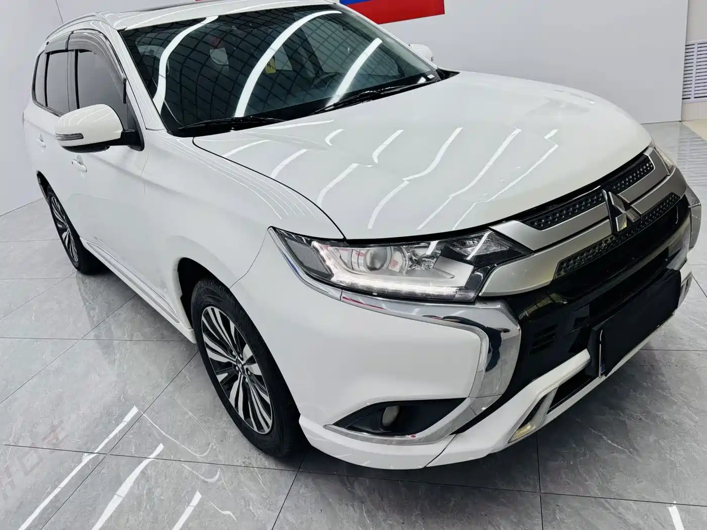 صورة 3 - Mitsubishi Outlander