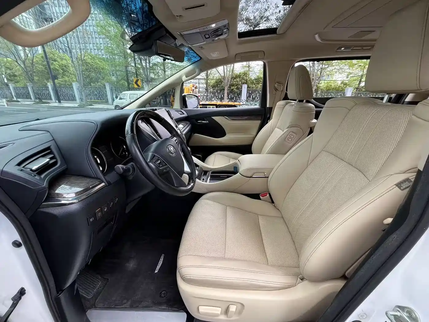 Toyota Alphard 2021 Hybrid 2.5L Premium фото 8