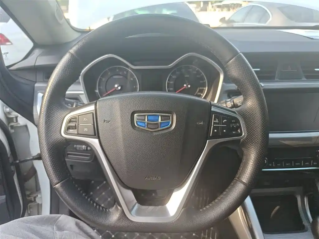 Фото 11 - Geely Vision X3