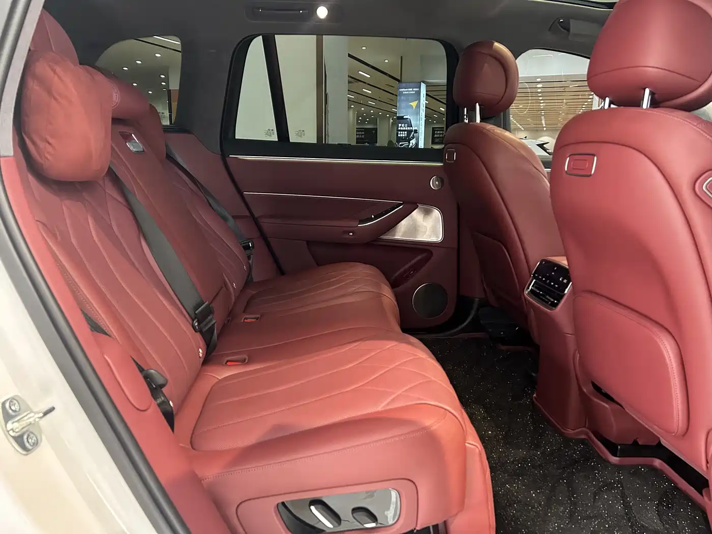 AITO Wenjie AITO M8 2025 Range Extender Max+ Edition 53.4kWh 5-seater фото 18