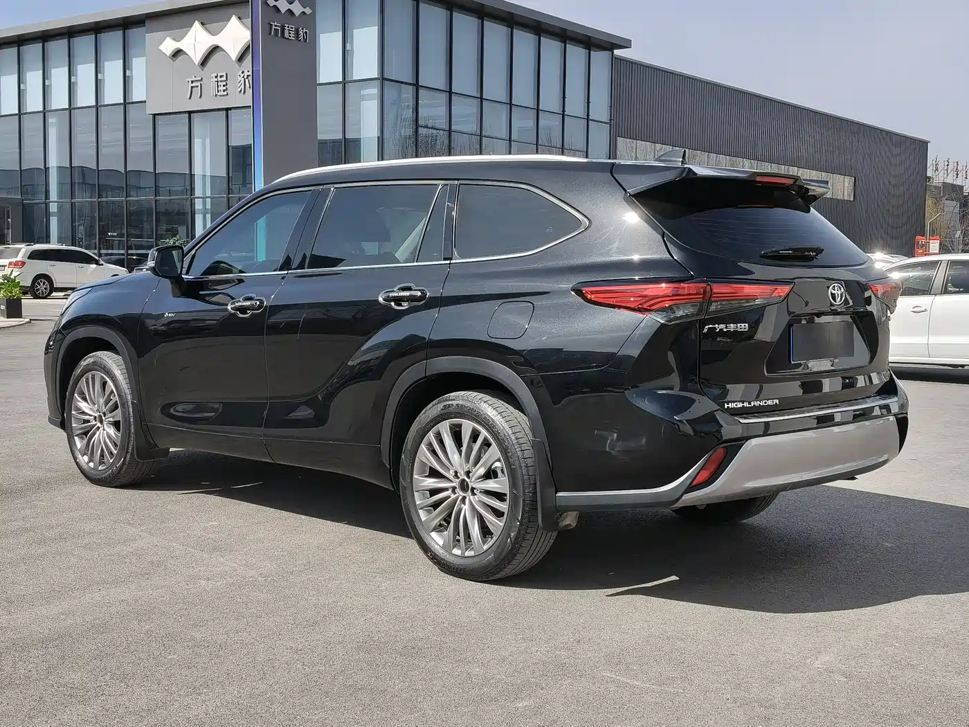 Toyota Highlander 2024 2.5L Smart Hybrid FWD Luxury 7-Seater фото 13