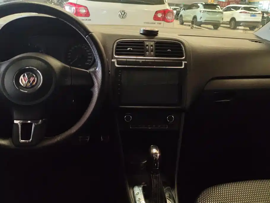 Volkswagen Polo 2012 1.6L Cross Polo AT фото 13