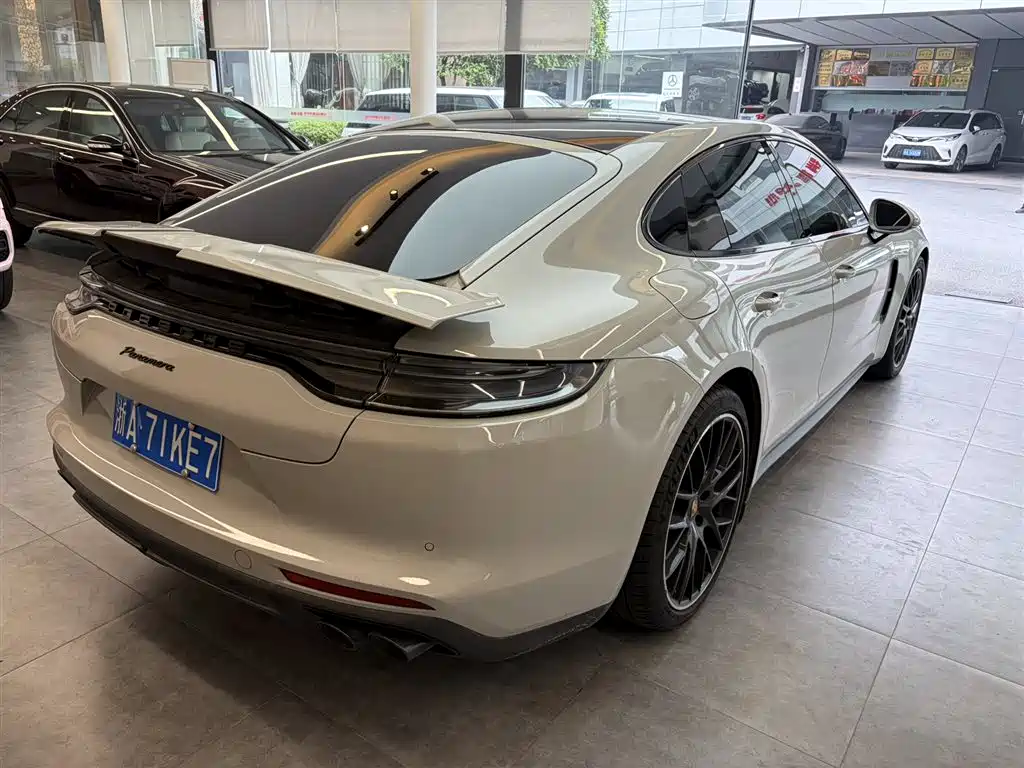 PORSCHE PANAMERA
