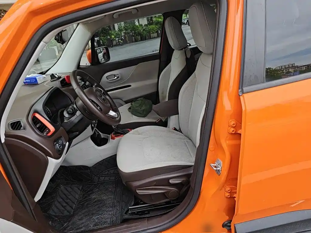 Photo 11 - Jeep Renegade