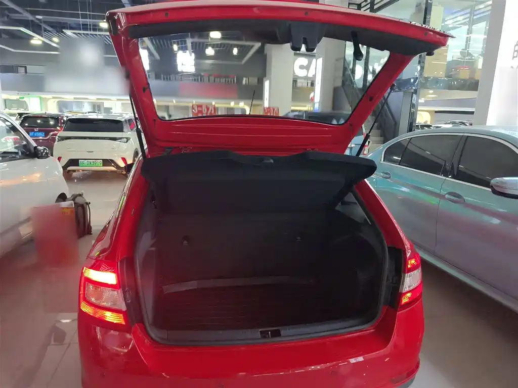 Škoda Skoda Rapid Spaceback 2016 Facelift 1.4L Manual Forward Edition фото 15