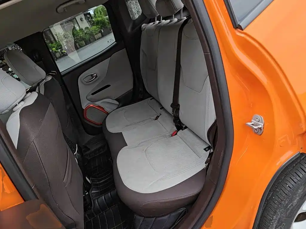 Photo 13 - Jeep Renegade
