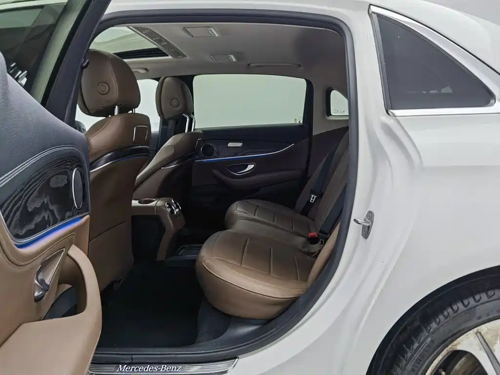 Photo 15 - Mercedes-Benz E-Class