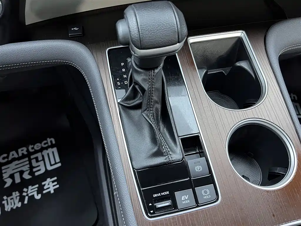 Toyota Granvia 2023 2.5L Hybrid Luxury Edition фото 21