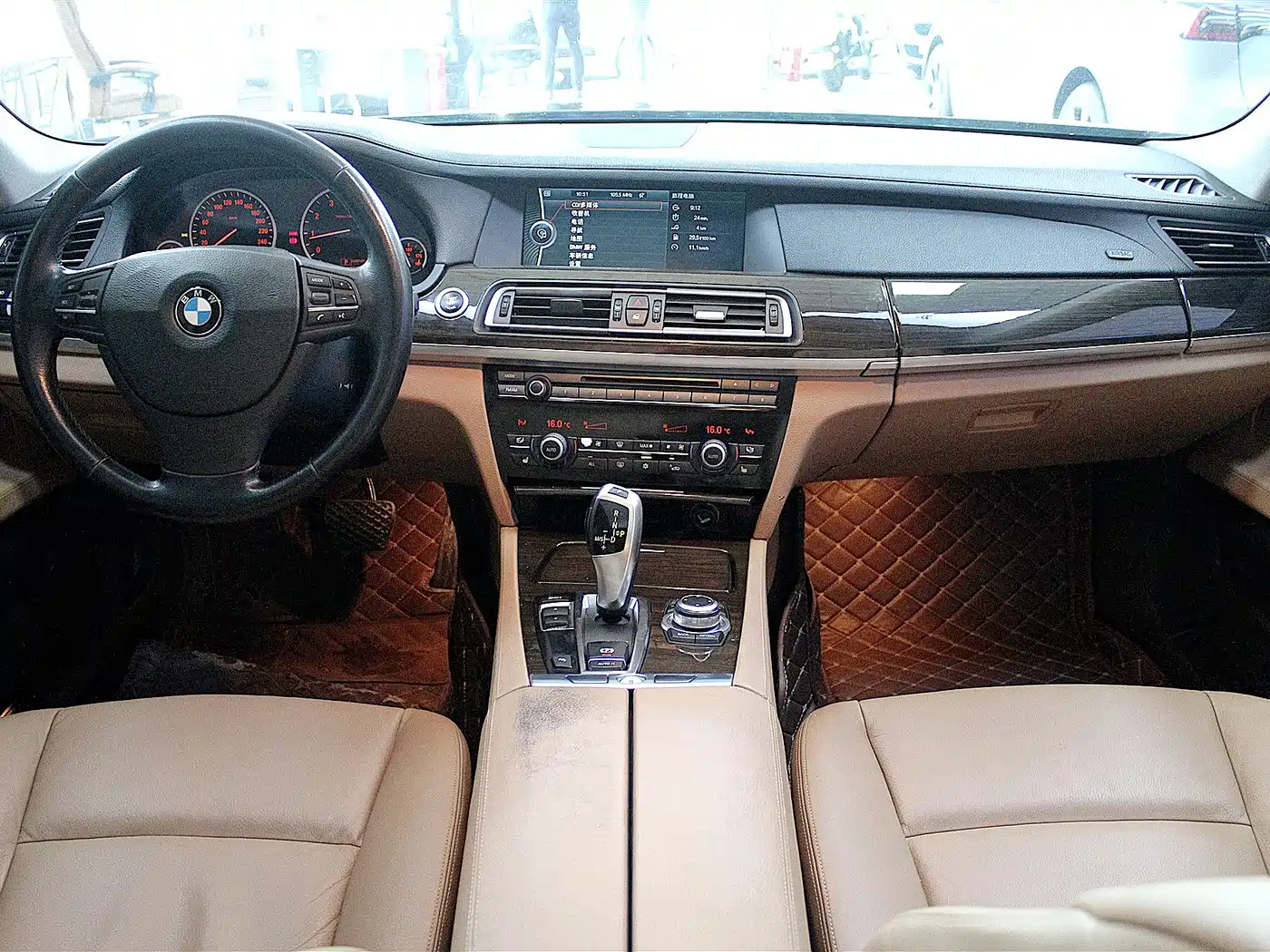 BMW 7 Series 2009 730Li Leading фото 4