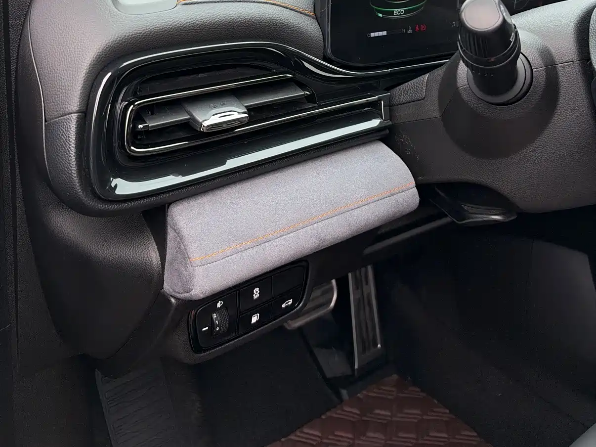 GAC Trumpchi Trumpchi Emkoo 2022 270T DCT J16 R-style Track Edition фото 18